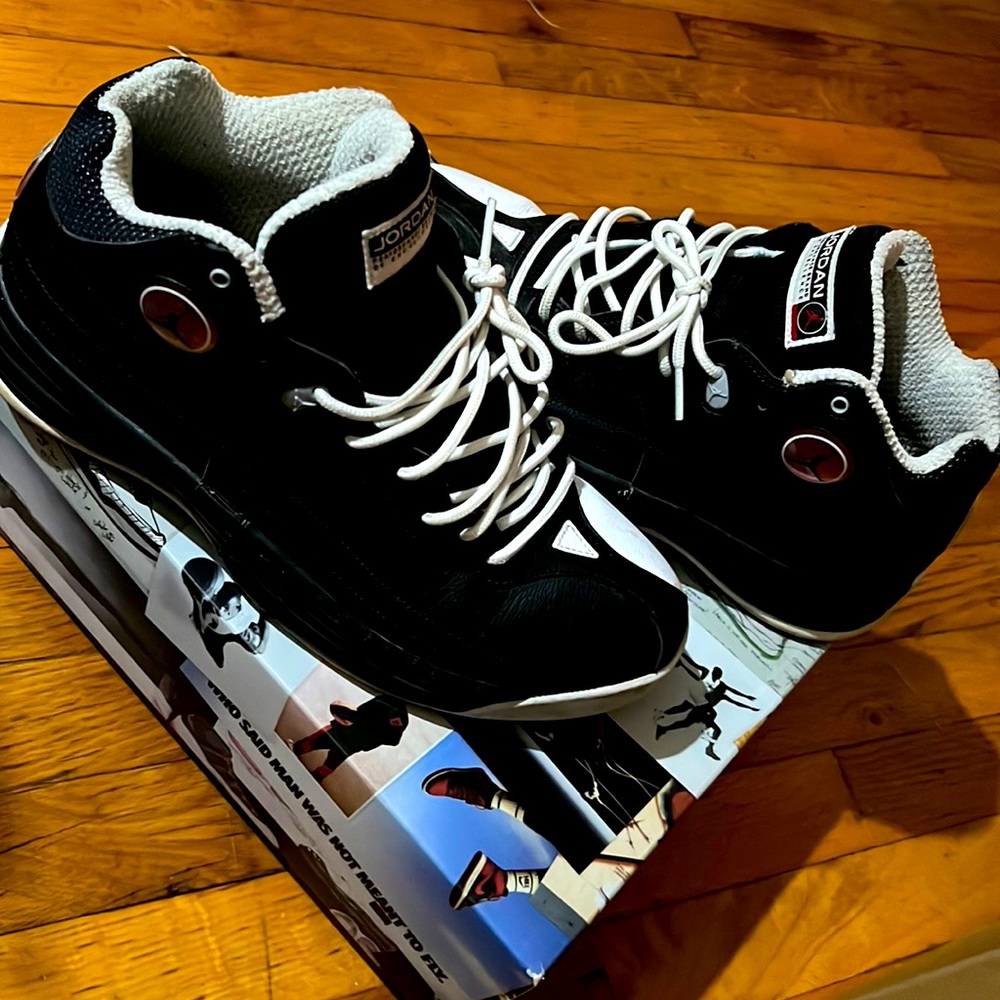 Jordan Basketball Team sneakers 👟 very comfortable .   Mens Size 10 .